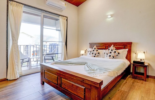 Kune Village Hotel | Elivaas Irene Jade 3BHK Pvt Pool Garden with Balconies