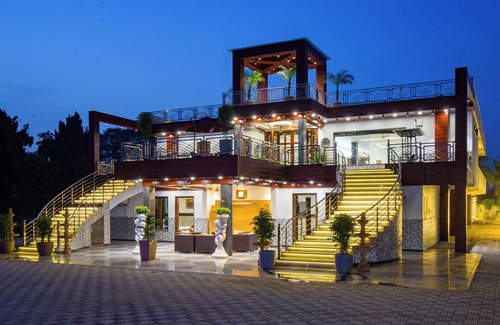 Faridabad Villa | ELIVAAS Ivory Estate Pet-friendly Farm