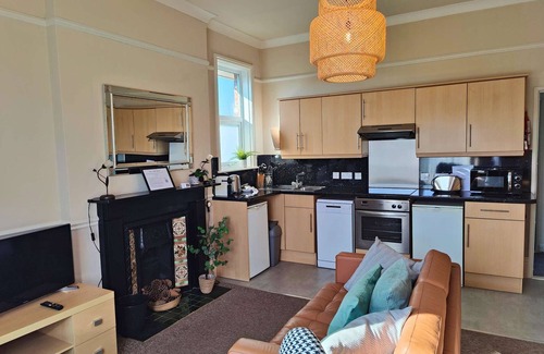 Shanklin Apartment | Elizabeth Apartment- perfectly located with smart TV
