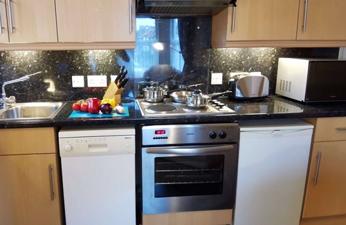 Shanklin Apartment | Elizabeth Apartment- perfectly located with smart TV
