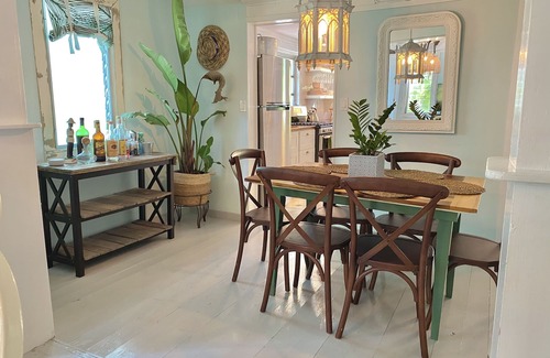 Dunmore Town Cottage | Elizabeth on Crown W/(Complimentary Breakfast at our local Coffee House)