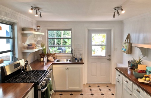 Dunmore Town Cottage | Elizabeth on Crown W/(Complimentary Breakfast at our local Coffee House)