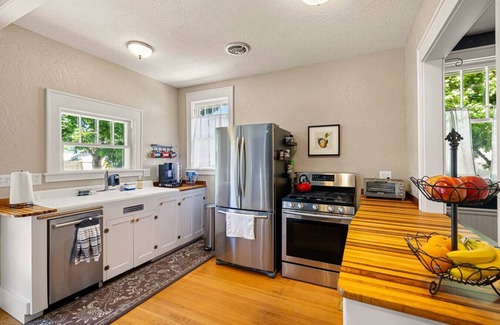 Springfield Apartment | Elizabeth Page House: Close to UO/Downtown Eugene