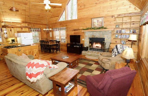 Maggie Valley Cabin | Elk Buck Gift Card, Rushing Creek, Hot Tub, Firepit, Wood Fireplace, WiFi, A/C