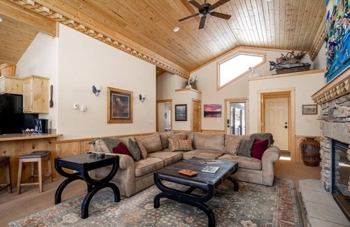 Lazy Acres House | Elk Crossing - Only 8 miles from West Yellowstone and the National Park!