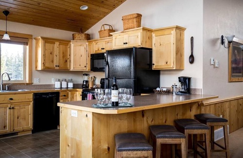 Lazy Acres House | Elk Crossing - Only 8 miles from West Yellowstone and the National Park!