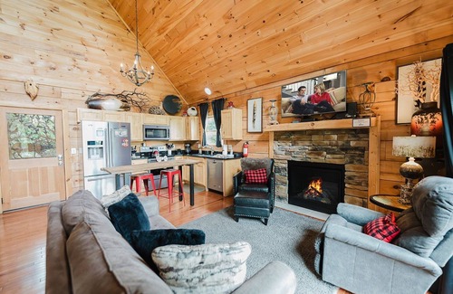 Gatlinburg - Pigeon Forge Cabin | Elk Feathers: Pet Friendly, Free Attraction Tickets, Hot Tub, Arcade Games & Great VIEWS
