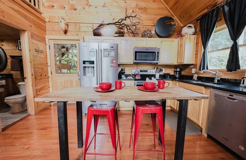 Gatlinburg - Pigeon Forge Cabin | Elk Feathers: Pet Friendly, Free Attraction Tickets, Hot Tub, Arcade Games & Great VIEWS