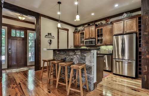 Big Canoe Cabin | ELK HORN | Charming MOUNTAIN Lodge with COZY Fireplace & Amenities in Fantastic Location !