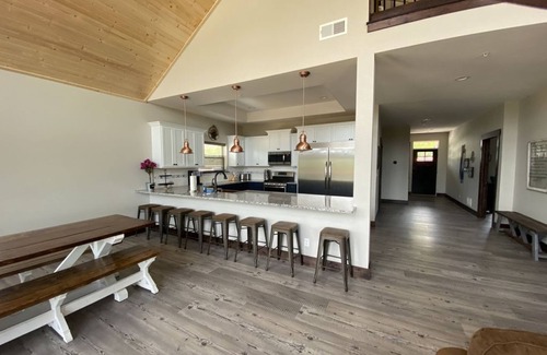 Lampe Cabin | Elk Lodge-ADA plus water views & Pickleball Court