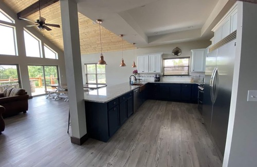 Lampe Cabin | Elk Lodge-ADA plus water views & Pickleball Court