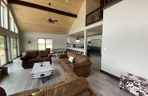 Lampe Cabin | Elk Lodge-ADA plus water views & Pickleball Court