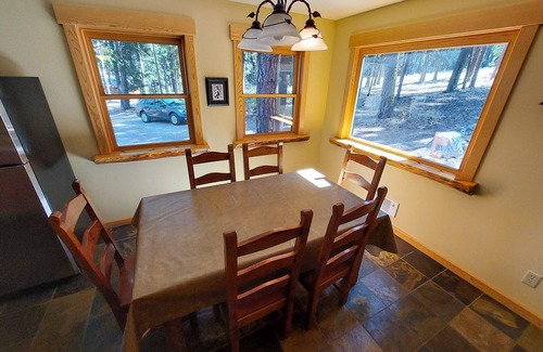 Mazama Cabin | Elk Lodge: Spacious Cabin Near Trails & Ski Access