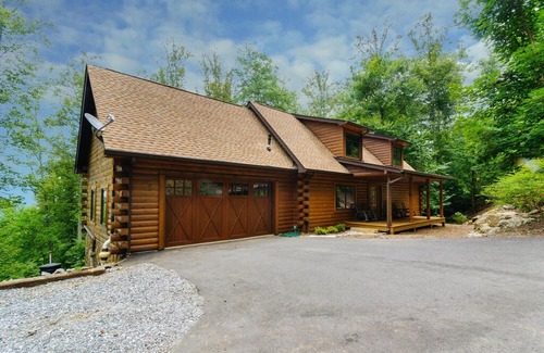 Weaverville Cabin | Elk Mountain Lodge sleeps 8-16 with hot tub!