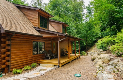 Weaverville Cabin | Elk Mountain Lodge sleeps 8-16 with hot tub!