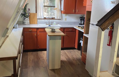Cloudcroft Cabin | Elk Trail Lookout- Tranquil cabin with WiFi- 2 bedrooms available