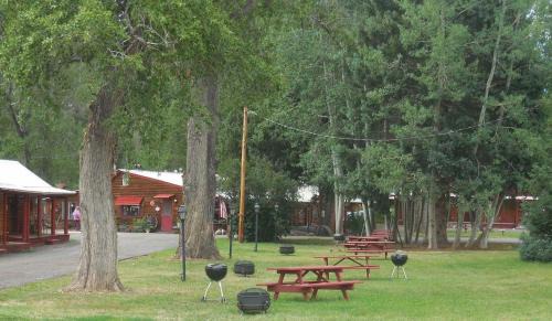 Chama Hotel | Elkhorn Lodge