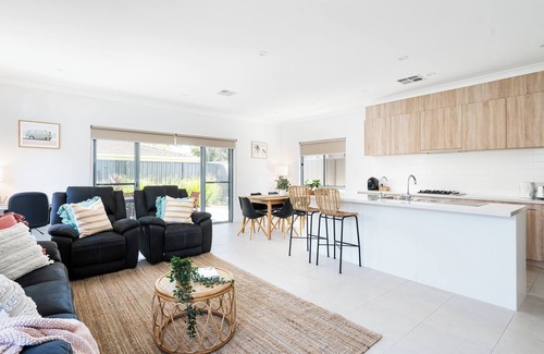 Warradale House | Ella House II - New 3Br 2Bath, Wifi, 2 Living