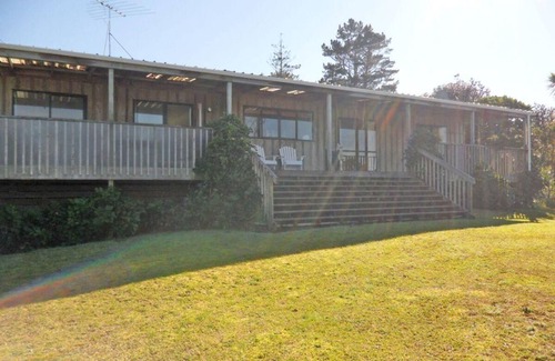 Mangawhai Heads House | Ella's Estuary Retreat - Kiwi bach with estuary views and close estuary access in peaceful setting