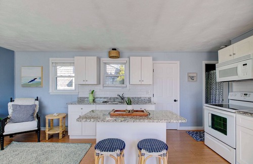 Newport East House | Ellery Bungalow #51- Island Calm Near Newport