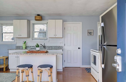 Newport East House | Ellery Bungalow #51- Island Calm Near Newport