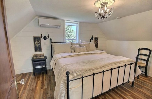 Roslyn Villa | Ellie & Em's - A historic home in downtown Roslyn