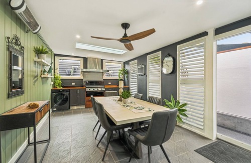 Coffs Harbour House | Ellie's Grand Escape - Sleeps 10, Pool, Spa, Amazing!