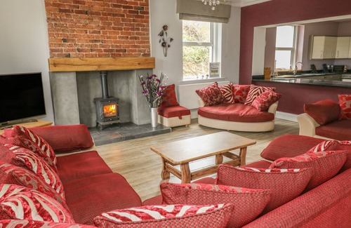 Newland Near Ulverston House | ELLIE'S LODGE, family friendly, with hot tub in Ulverston