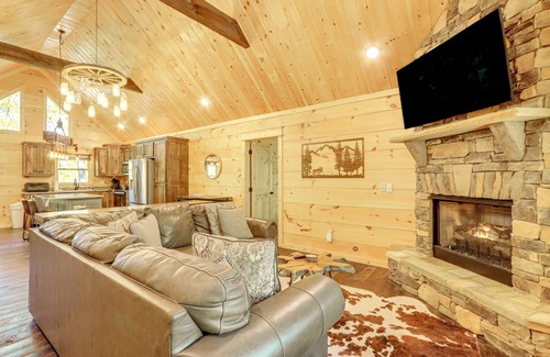 Ellijay Cabin | Ellijay Mountain Cabin w/Hot Tub & Spacious Deck