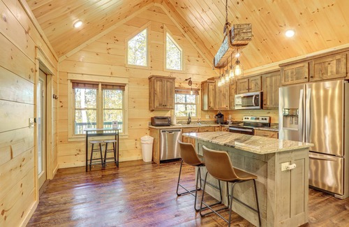 Ellijay Cabin | Ellijay Mountain Cabin w/Hot Tub & Spacious Deck