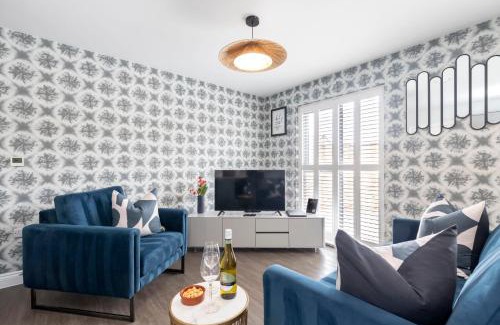 Gloucester Apartment | Elliot Oliver - Charming One Bedroom Apartment With Parking in The Docks