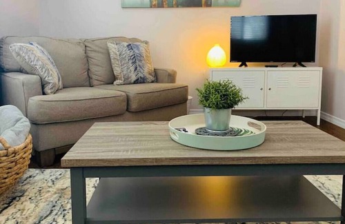 Leamington Apartment | Elliott Up Top! Centrally located