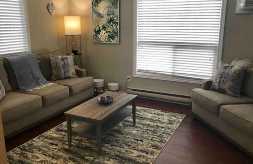 Leamington Apartment | Elliott Up Top! Centrally located