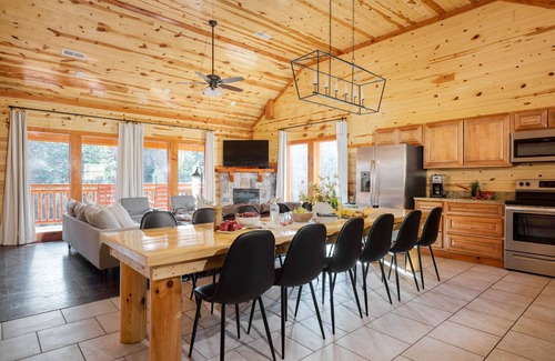 Gatlinburg - Pigeon Forge Cabin | Elm by AvantStay | Mountain Side Cabin w/Movie Theatre, Indoor Pool, & Views