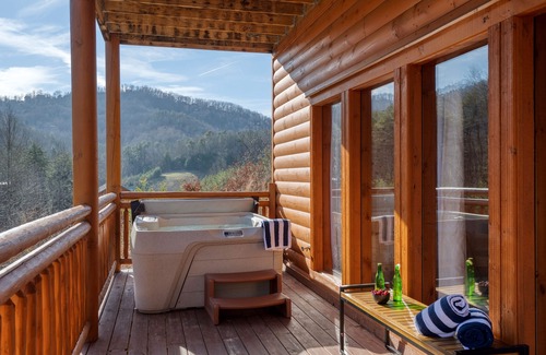 Gatlinburg - Pigeon Forge Cabin | Elm by AvantStay | Mountain Side Cabin w/Movie Theatre, Indoor Pool, & Views