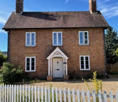 Alvescot House | Elm Cottage