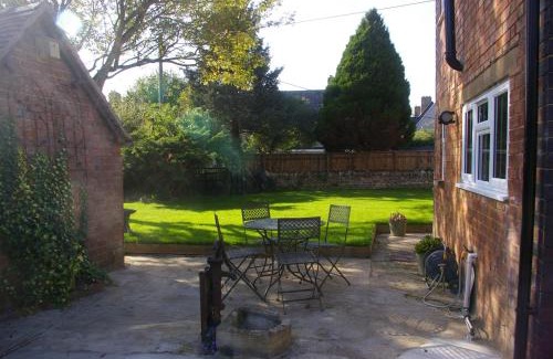 Alvescot House | Elm Cottage