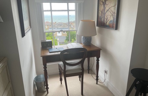 Seaview Cottage | Elm Cottage retreat perched in the heart of Seaview with stunning coastal views!