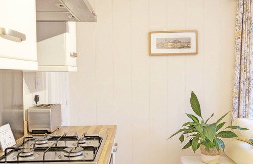 Chichester Cottage | Elm Lodge - a lodge/cabin that sleeps 3 guests in 1 bedroom