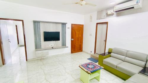 Bengaluru Apartment | ELO House - Spacious 2BHK Apartment with Kitchen, Malleswaram