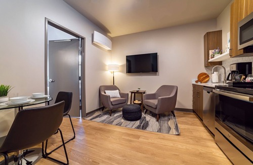 Riverside Apartment | Eloquent 1 Bed Riverfront Park Travel Apartment
