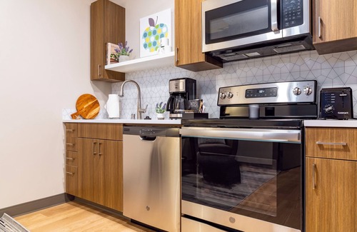 Riverside Apartment | Eloquent 1 Bed Riverfront Park Travel Apartment