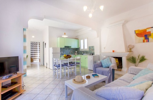 Agios Stefanos House | Elsa House sits at the waters edge of idyllic Agios Stefanos Sinies