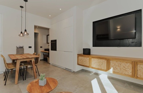 Aktio-Vonitsa Apartment | Elsa Modern Apartment One bed with private outdoor seating. Ground level Apt1