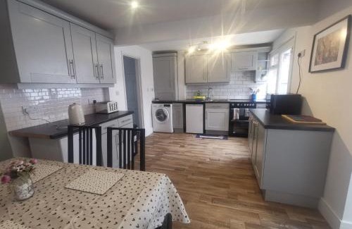 Castle Donington House | EMA, Castle Donnington Circuit contractors group 4 bedrooms 7 bed house-private parking