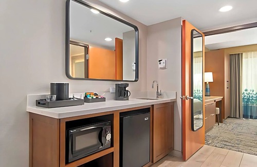 Anaheim Resort Hotel | Embassy Suites Anaheim South: Pool, Suites & Family-Friendly Fun