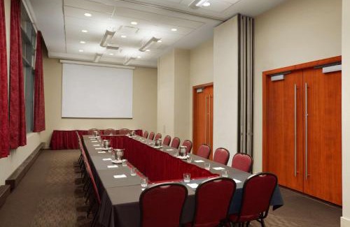International District Hotel | Embassy Suites by Hilton - Montreal