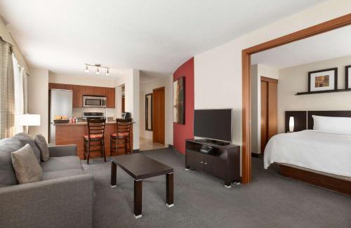 International District Hotel | Embassy Suites by Hilton - Montreal