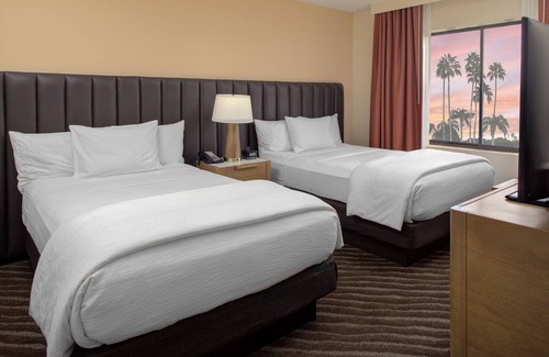 Paradise Valley Village Hotel | Embassy Suites by Hilton Phoenix Scottsdale