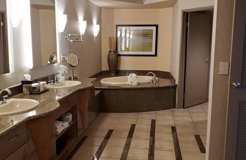 Paradise Valley Village Hotel | Embassy Suites by Hilton Phoenix Scottsdale